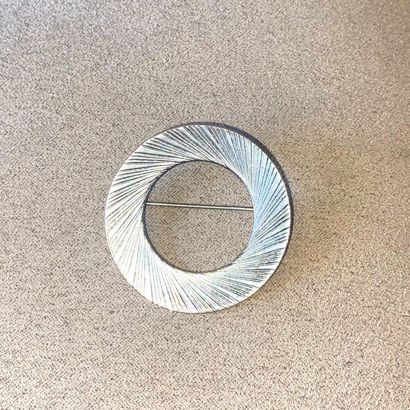 Jewelry - Circle Metal Pin